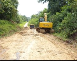 Turunkan Alat Berat Perbaiki Jalan di Jirak Jaya