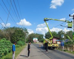 PJ Bupati Apriyadi Tanggapi Aduan Warga Jalan Rusak bandar jaya dan Padamnya Lampu Jalan