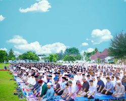 Bareng Keluarga Besar, Pj Bupati Apriyadi Salat Ied dengan Warga Muba