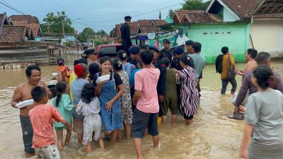 Gelar Dapur Umum di Lokasi Banjir, Sat Brimob Polda Sumsel Siapkan 1000 Porsi Nasi Kotak Setiap Hari