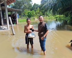 Berikan Sentuhan Sembako Kepada Warga Terdampak Banjir, Bukit Kecintaan Ketua IWO Muba dan jajaran