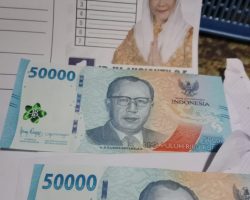 Diduga Money Politik, Caleg DPRD Provinsi Dapil Muba Hj Lucyanti Bagikan Uang 100 Ribu Rupiah