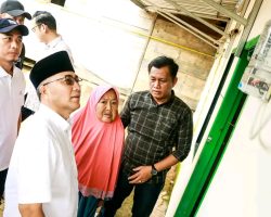 Pj Bupati H Apriyadi Pasang Listrik PLN Rumah Nenek Suhartini Kini terang benderang