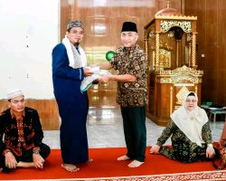 Bareng Istri, Pj Bupati Apriyadi Beri Sembako dan THR untuk Santri Santriwati Ponpes Al Fath