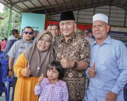 Sambut Lebaran, Apriyadi Boyong Paket Sembako dan THR untuk Kaum Dhuafa di Desa Lumpatan