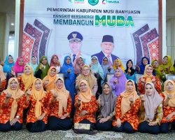 Senyum Ibu-ibu Pengajian Terima Bingkisan dari DWP Muba Jelang Lebaran