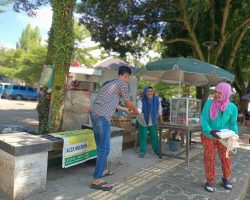 Jumat Berkah, Ketua IWO Muba Bagikan Nasi Kotak Kepada Warga Kota Sekayu