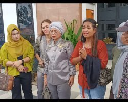 Hj Nurmalah : Kami Minta Kenakan Pasal 340 KUHP Untuk Tersangka Pembunuhan Satu Keluarga di Desa Lumpatan