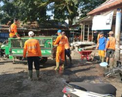 DLH Gotong Royong Bersihkan Pasar Perjuangan Sekayu