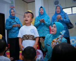 Pj Ketua PKK Hj Triana Bernyanyi Bareng Anak -Anak di TPA Permata Hati