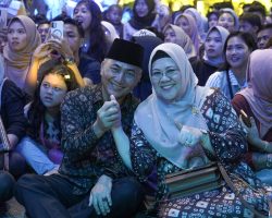 Membaur Bareng Warga Saat Pembukaan MTQ XXX, Sekda Apriyadi dan Istri Tuai Pujian