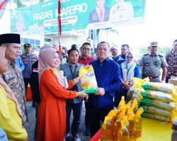 Antri Secara Tertib, Masyarakat Kecamatan Sungai Lilin Beli Beras dan Minyak Dengan Harga Medium Kualitas Premium