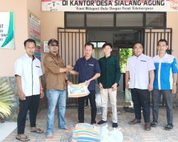 IWO Muba Kembali Bagikan Puluhan Bansos Ke Masyarakat yang Membutuhkan di Desa Sialang Agung