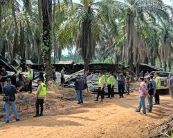 Tim Gabungan Tertibkan Tempat Illegal Refinery di Kecamatan Keluang, Massa Unjuk Rasa Mengeluh