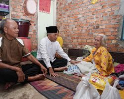 Bawa Daging Kurban, Door to Door Bagikan ke Rumah Warga di Sekayu