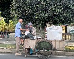 Jumat Berkah, Ketua IWO Muba Bagikan Sembako