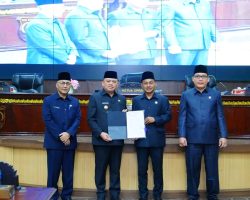 Pj Bupati H Sandi Tandatangani Pakta Integritas KUA PPAS APBD Tahun Anggaran 2025