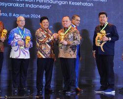 Pj Bupati H Sandi Terima Penghargaan UHC Awards 2024