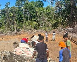 Pemdes Sindang Marga Bangun Sarana Olahraga Lapangan Futsal di Desa Sindang Marga