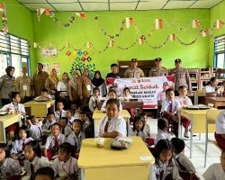 Rutin Jumat Berkah,Polsek Babat Toman Bagikan Makanan Sehat Bergizi