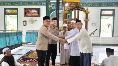 Kapolres Muba Beri Hadiah Umroh 2 Marbot Masjid