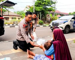 Tebar Kebaikan Bulan Suci Ramadhan, Polres Muba Berbagi Takjil Jelang Berbuka Puasa