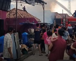 Tim Damkar Muba bersama warga Berhasil Padamlan Api, sehingga tidak menyambar kerumah lainya