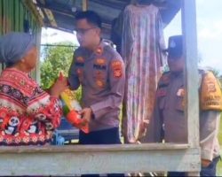 Kapolsek Bayung Lencir Bagikan Paket Sembako Door To Door kepada Warga Kurang Mampu di Kecamatan Bayung Lencir