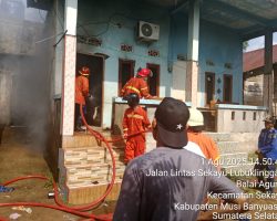Respons Cepat Damkar Muba Berhasil Jinakkan Api di Sekayu, 40 Tabung Gas Selamat dari Ledakan