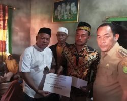 Kades Teluk Kijing III Lais Berikan Bantuan ke Warga yang Tertimpa Musibah