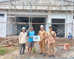 Kades Bukit Selabu Terjun Langsung Pantau Proses Penambahan Gedung Puskesmas Bukit Selabu