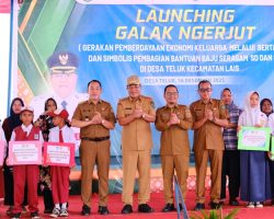 Bupati Muba HM Toha Luncurkan Galak Ngerjut dan Bagikan Seragam Gratis di Teluk