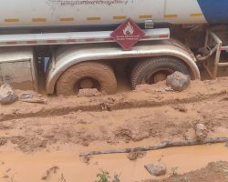 Kerusakan Jalan Makin Parah, Armada Angkutan BBM Ilegal “PT Five Jaya Abadi” Terjebak di Jalan Desa Keban I-Macang Sakti